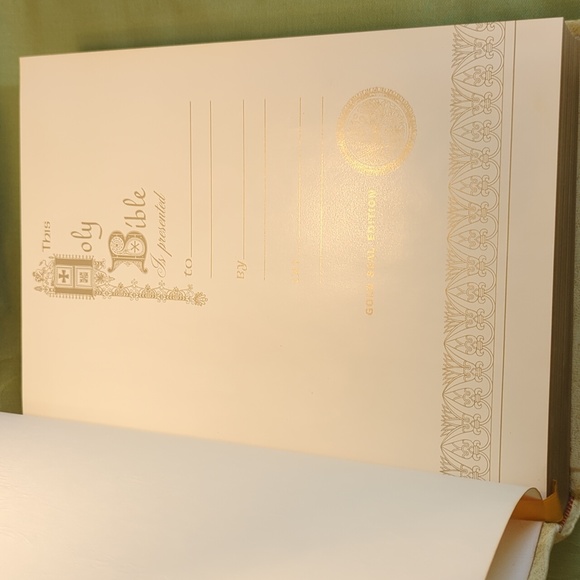 Large Vintage Holy Bible - Picture 3 of 16